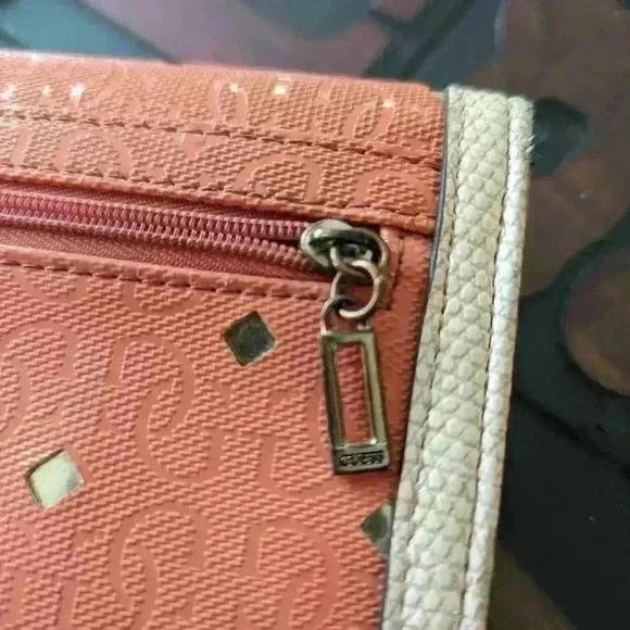 Guess Tri-fold Wallet - Picture 9 of 15